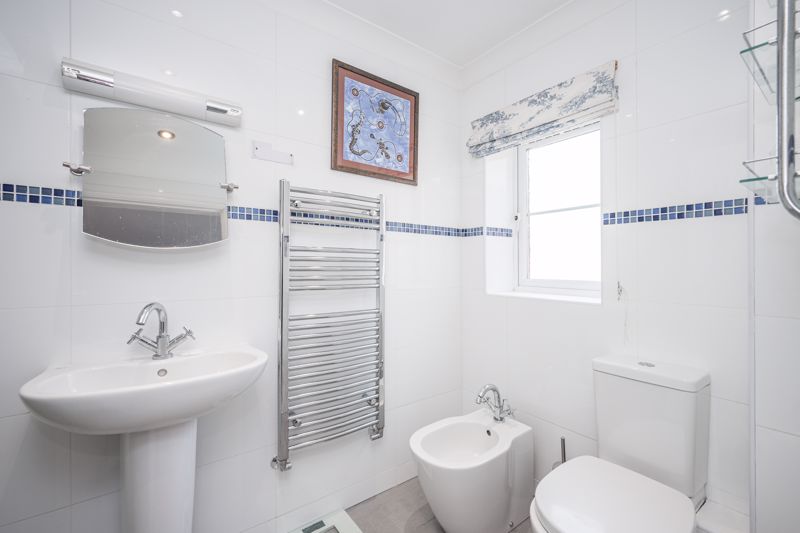 Ensuite- click for photo gallery
